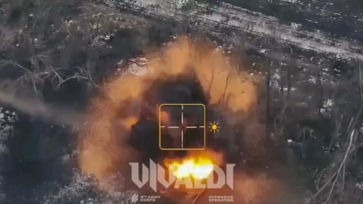 20m's tweet photo. Ucrania activa la 'Operación Vivaldi': sorprende lanzando robots terrestres tras las líneas enemigas y causa 3.000 bajas rusas https://t.co/7kbg0TuSBz https://t.co/NIGjTXifRo