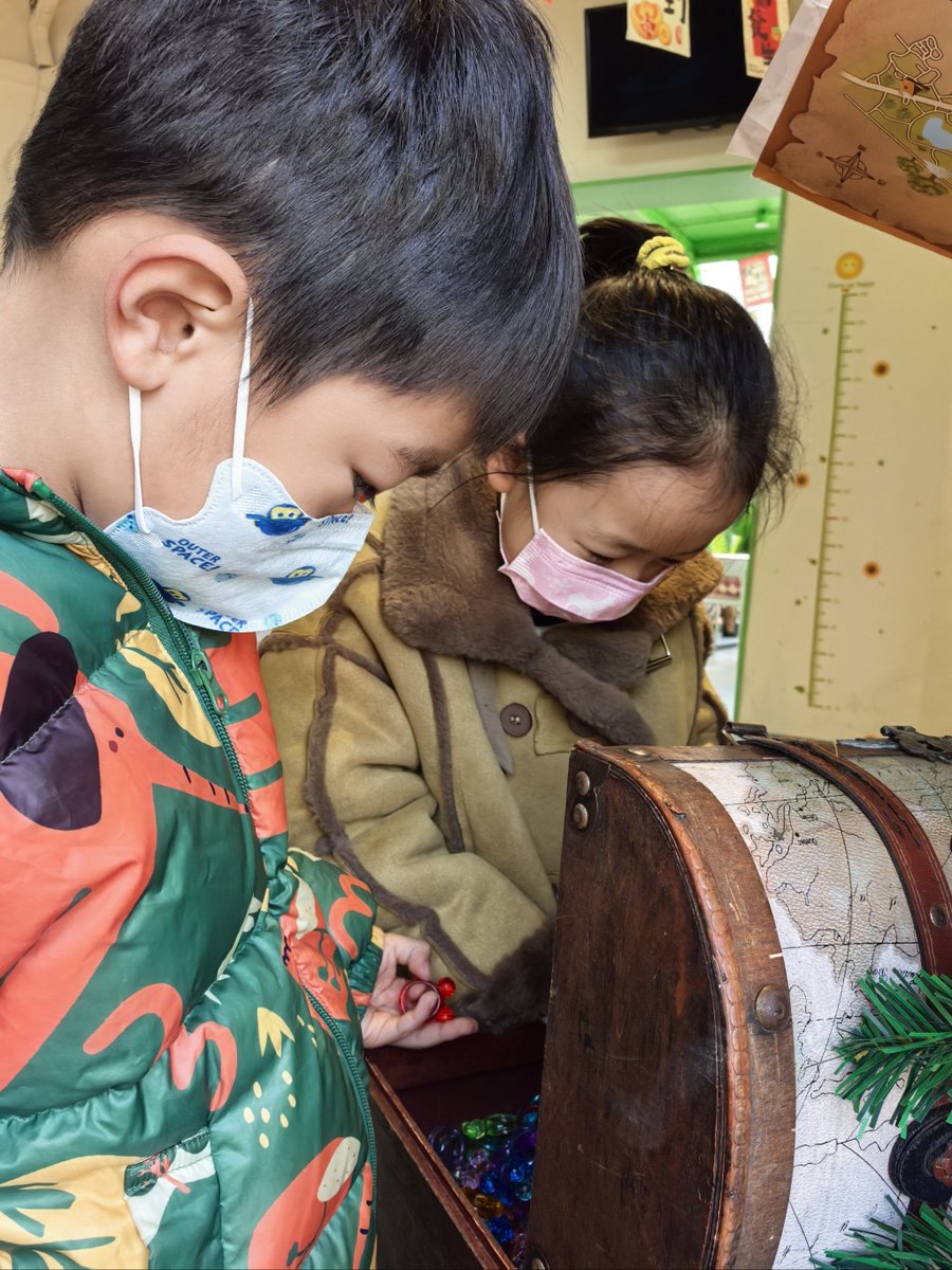 EdmondEpplbsb8's tweet photo. [Playing "treasure hunt" with my little explorer today! Watching their face light up when they found the "prize" (a lollipop) was the best part. Love these tiny, perfect moments ]， https://t.co/h0z2En5Buu