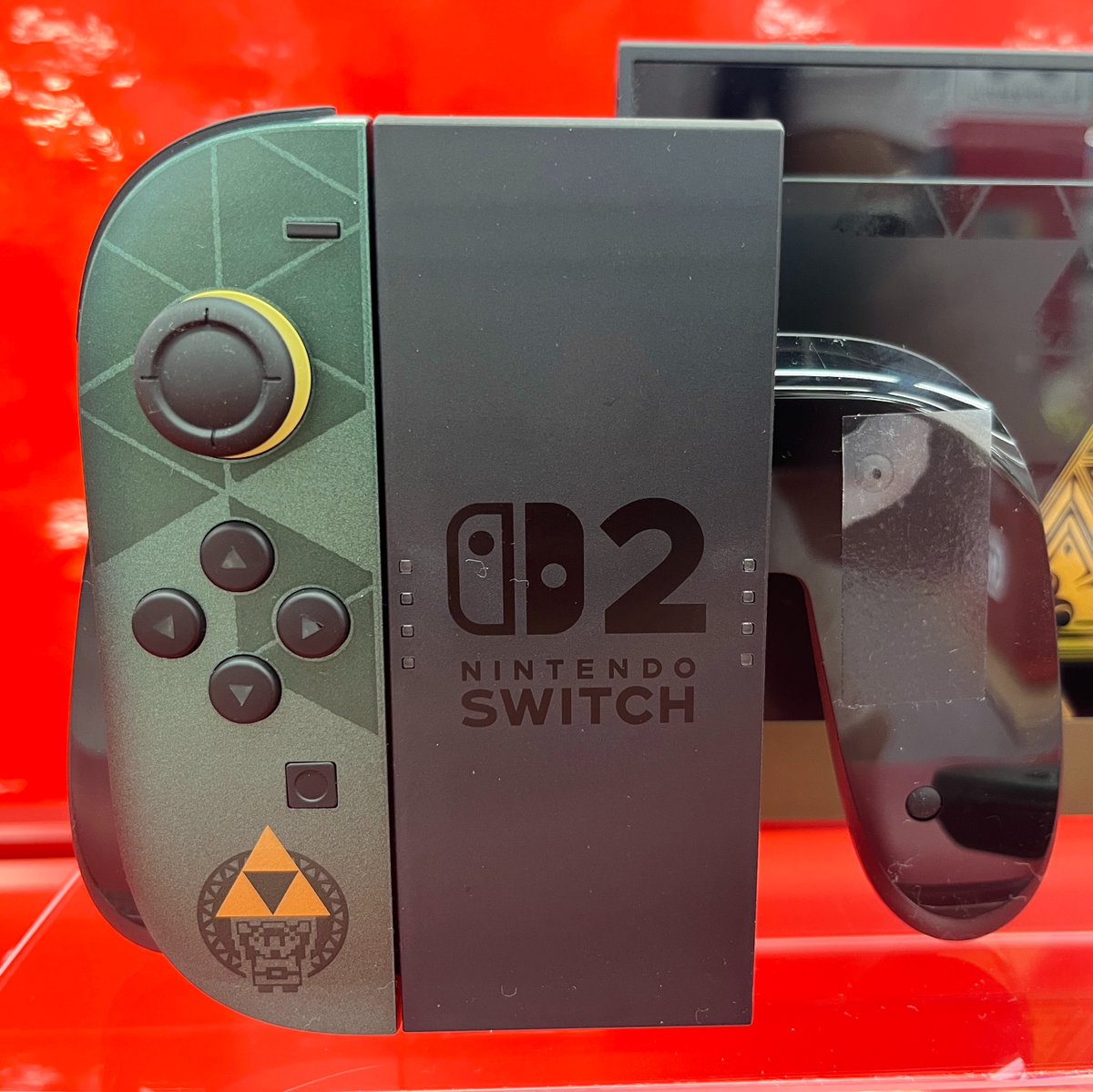 Genki_JPN's tweet photo. Cool detail of Link holding the Triforce on the Zelda 40th anniversary edition Switch 2! 👀 https://t.co/dHQHajKMWt
