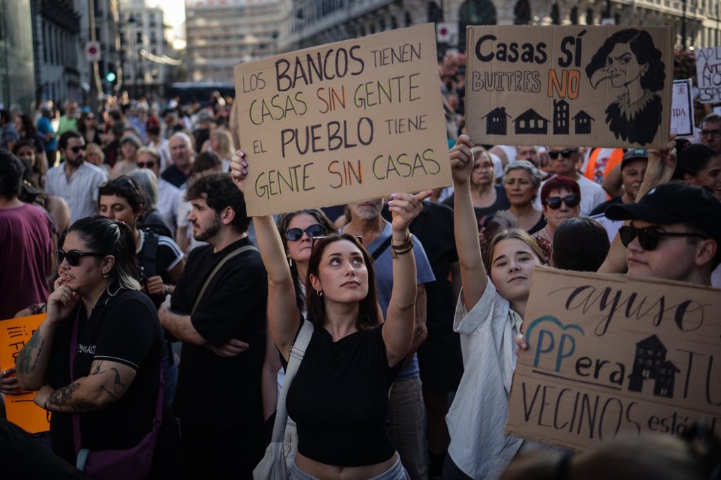 psoe_m's tweet photo. Miles de madrileños salen a la calle para exigir que no haya más casos como el de Maricarmen.

Seguiremos peleando desde el Gobierno por la mayoría parlamentaria que blinde el derecho a la vivienda.

Ayuso y Almeida se niegan a asumir sus competencias mientras los fondos buitre devoran nuestras ciudades. Si queremos que deje de pasar, hay que echarlos.