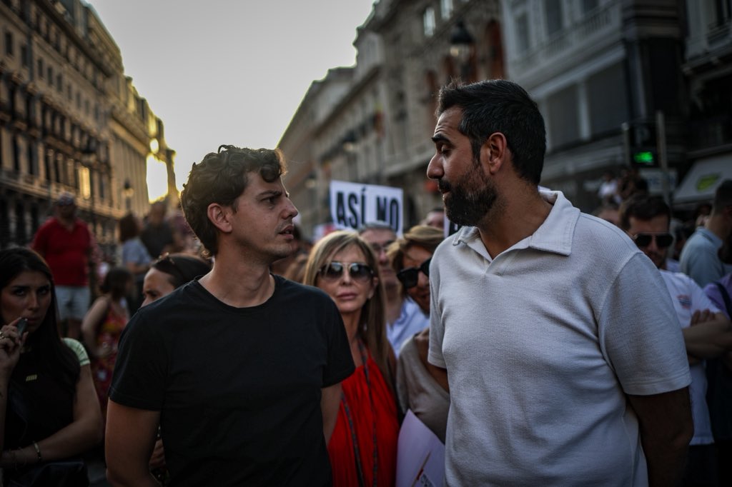 psoe_m's tweet photo. Miles de madrileños salen a la calle para exigir que no haya más casos como el de Maricarmen.

Seguiremos peleando desde el Gobierno por la mayoría parlamentaria que blinde el derecho a la vivienda.

Ayuso y Almeida se niegan a asumir sus competencias mientras los fondos buitre devoran nuestras ciudades. Si queremos que deje de pasar, hay que echarlos.