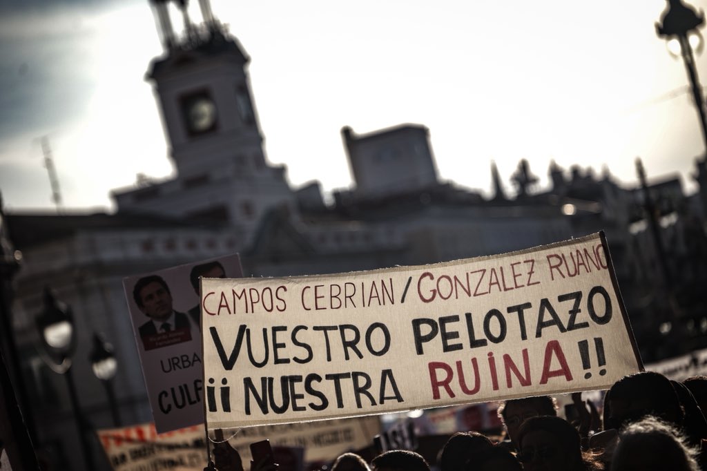 psoe_m's tweet photo. Miles de madrileños salen a la calle para exigir que no haya más casos como el de Maricarmen.

Seguiremos peleando desde el Gobierno por la mayoría parlamentaria que blinde el derecho a la vivienda.

Ayuso y Almeida se niegan a asumir sus competencias mientras los fondos buitre devoran nuestras ciudades. Si queremos que deje de pasar, hay que echarlos.