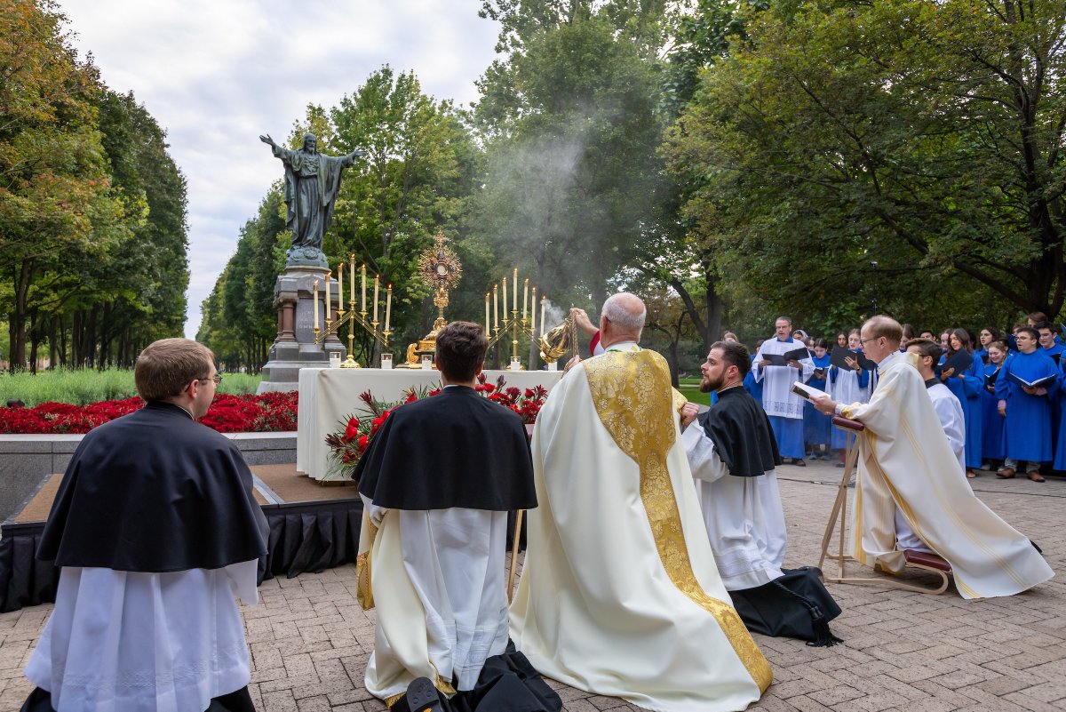 diocesefwsb's tweet photo. "I was glad to celebrate Mass at the Basilica of the Sacred Heart for the consecration of the University of @NotreDame to the Most Sacred Heart of Jesus on Friday evening. To consecrate ourselves to the Sacred Heart is to remain in Christ’s love and carry that love into the world—building communities where truth is proclaimed clearly, charity is practiced generously, and division gives way to reconciliation. May we have hearts transformed by Christ’s own Heart and be sent forth to make His love and mercy known."
—Bishop Kevin C. Rhoades