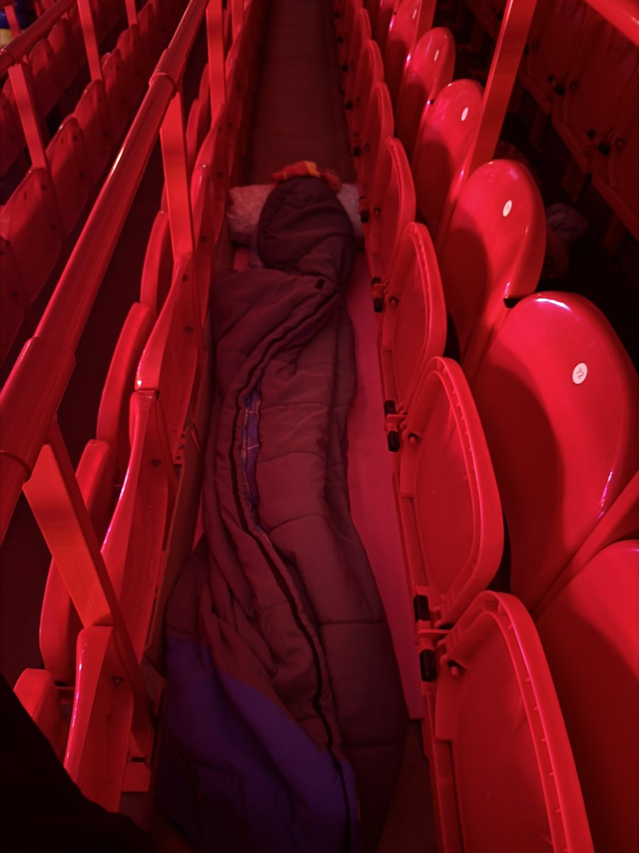 johngibbonsblog's tweet photo. Bed for the night! Gonna be cold and uncomfortable but nothing like actual homeless people experience (and definitely safer). If you can donate to help the people who do it for real click here please https://t.co/ucR25BUc1Z https://t.co/tQuggKn8am