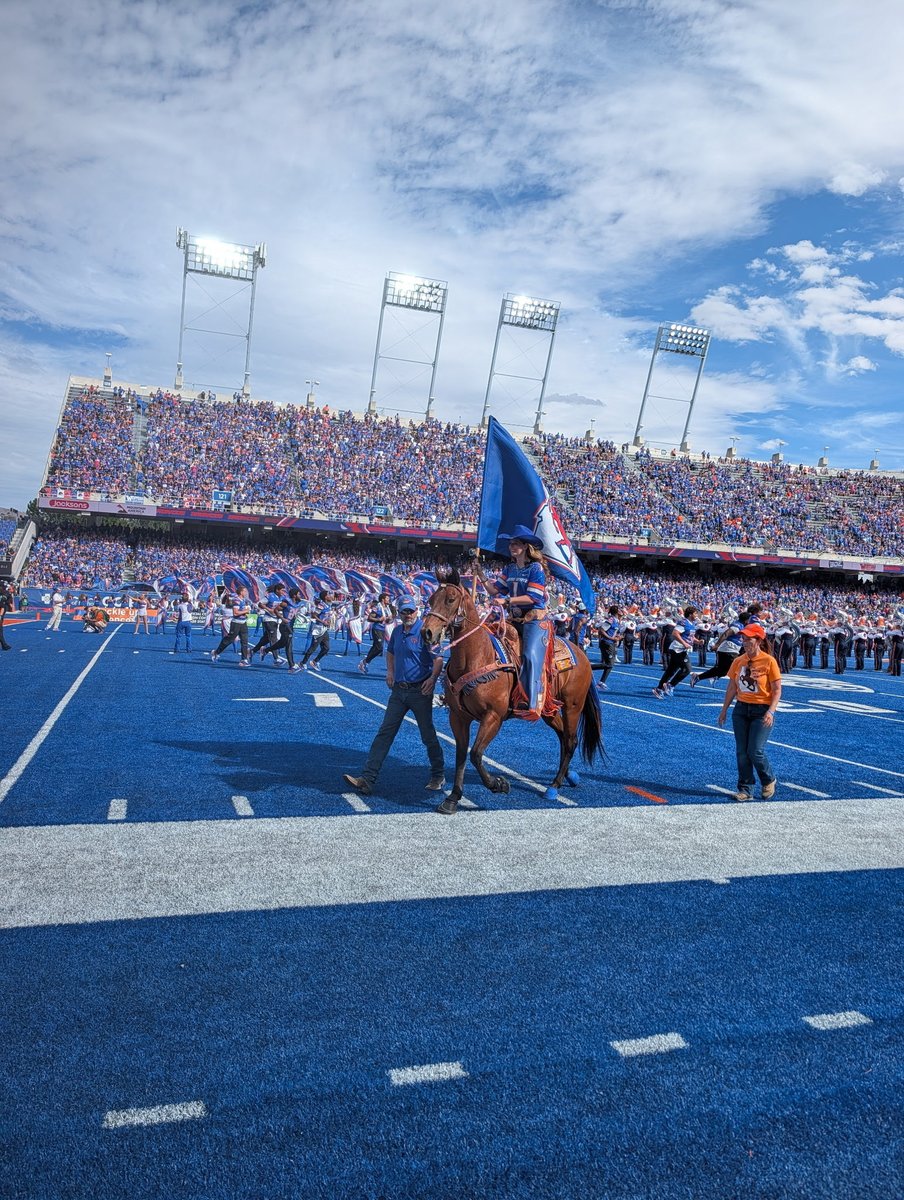 colesievers_'s tweet photo. Had an amazing Gameday visit @BroncoSportsFB ! Love the culture and atmosphere. Thank you for having me out!!
@LandanYount @shaunyfisk @Coach_B_Jones_ @CoachDjKillings @CoachTB02 @CoachUdy https://t.co/gXrGhskYUO