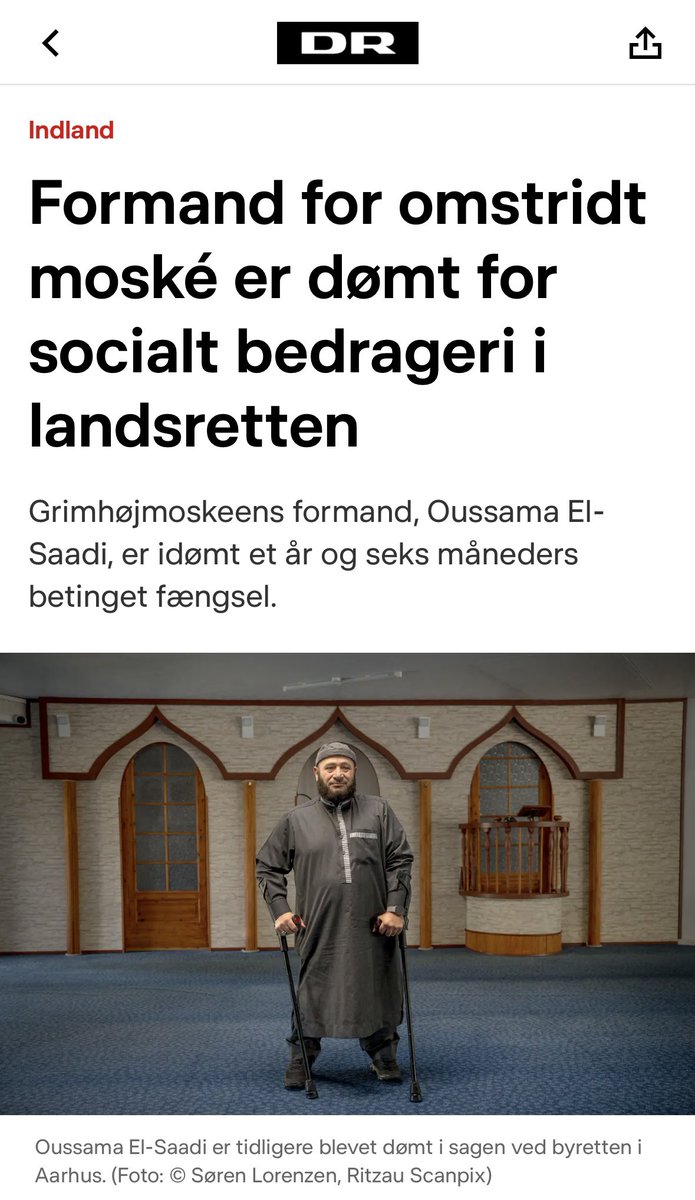 mohammad_rona's tweet photo. De første, der burde tage afstand fra det her, er Det Islamiske Trossamfund. Men igen er der alt for stille.

Man kan ikke tale om integration og sammenhængskraft, hvis man samtidig tier, når personer som El-Saadi overskrider helt almindelige grænser for respekt og ordentlighed.

For mig handler det ikke om, hvilken religion man tilhører. Det handler om, hvilke værdier man står for og om man respekterer det danske demokrati, vores fælles spilleregler og hinanden.

Når religiøse miljøer bliver tavse, når grænser overskrides, er det ikke bare passivitet. Det risikerer at sende et signal til især unge om, at man kan vende ryggen til de værdier, der binder os sammen.

Det er ikke godt nok. Hvis man vil være en del af det danske samfund, skal man også være med til at forsvare det, der holder os sammen.

Tavshed er også et valg.
