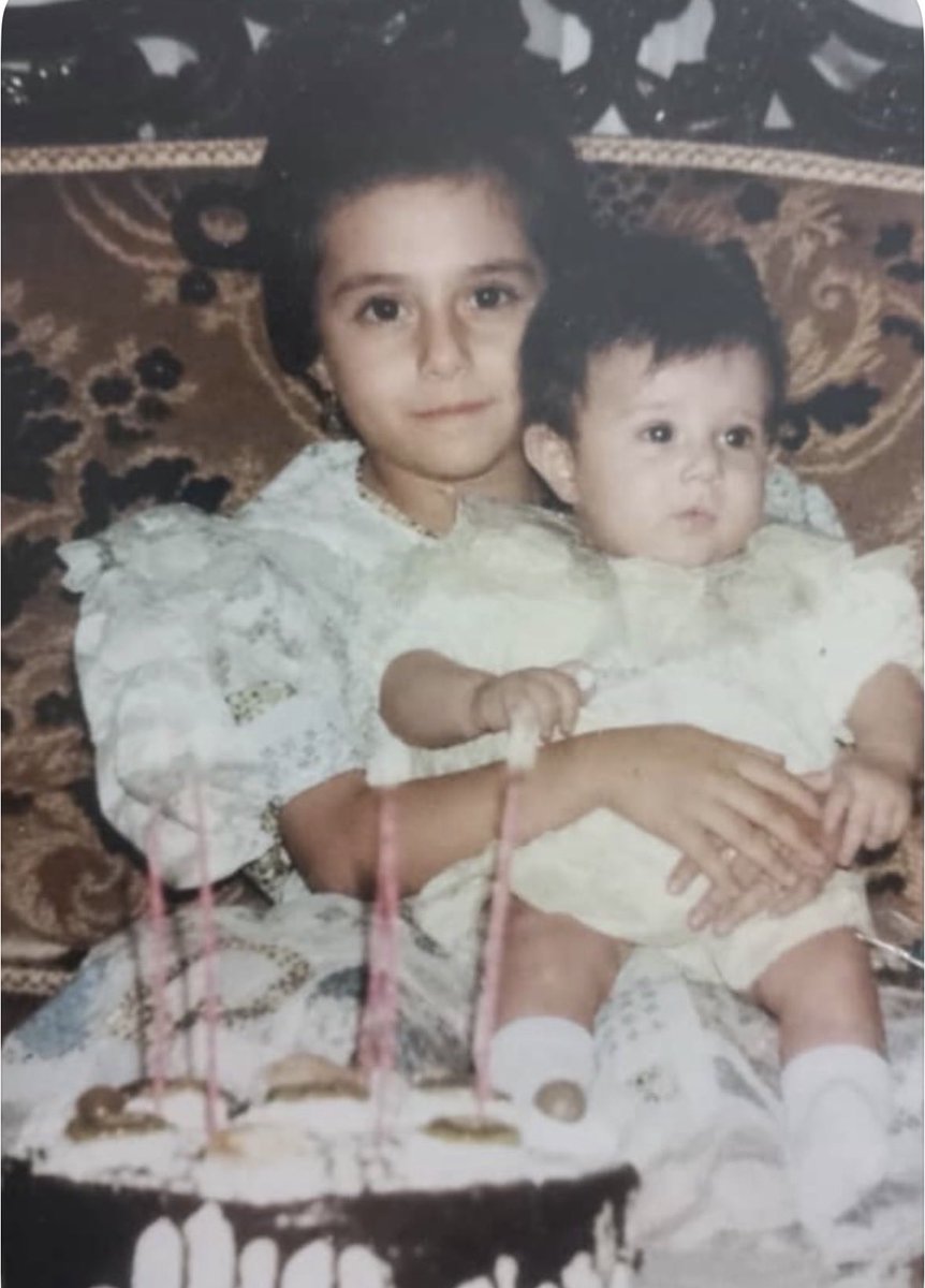 Mona74923418585's tweet photo. عسل ۱ سالش بود و من ۶ سالم
از لالایی هایی که مامانم  براش میخوند خیلی بدم میومد. غمگین بود، بی معنی بود. 
مامانم  مدت طولانی روی پاش تکونش میداد اما عسل نمیخوابید. معلوم بود از لالاییه خوشش نمیاد. 
واسه همین خودم دست به کار شدم.
 عاشق فقط یه آهنگ بودم و همون و کردم لالایی. خوندم براش....
«پشت دیوار شب یه راهی داره که میره یه راست در خونه ی ستاره...چهار قدم از ور دل ما که رد شی می بینی ماه شب چاهرده داره
خورشید خانوم ابروش و برمیداره»
@ebihamedi
تا آخر لالایی من عسل همیشه خوابش میبرد... 
و این شد آهنگ رمز بین من و عسل.

روزای اول که از ایران در اومده بودم، یه روزبهم تکس زد گفت دلتنگتم، برام لالایی میخونی؟ 
منم صدامو در حین خوندن همون آهنگ ضبط کردم و براش فرستادم. 

عسل خواهر... الان دارم لالایی مورد علاقه اتو برات میخونم... میشنوی؟!
آروم بخواب عشق خواهر🤍🌻
#عسل_منصوری
#جاویدنام
#Asal_Mansouri