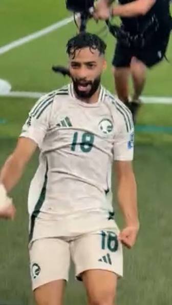 ara__ai's tweet photo. @khalidjassem74 حبيب قلبي أنا اهلاوي ولكن اليوم هم يمثلون المنتخب السعودي فخرنا جميعا 🤍💚🇸🇦
بيض الله وجيه لاعبي المنتخب السعودي جميعا 🇸🇦 https://t.co/LIQgulDJ7Z