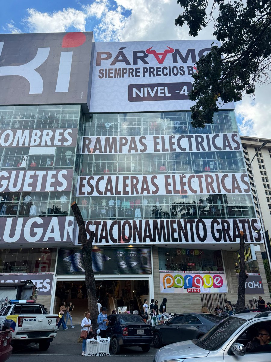 oscarcallest's tweet photo. Mientras la tendencia mundial es sembrar y cuidar más los árboles para reducir el calor y proteger el ambiente, en Caracas las grandes tiendas como Traki los destruyen en las aceras.

Y la alcaldesa @gestionperfecta sin hacer nada. Libertador sin árboles, calles sin señalización y basura descontrolada.