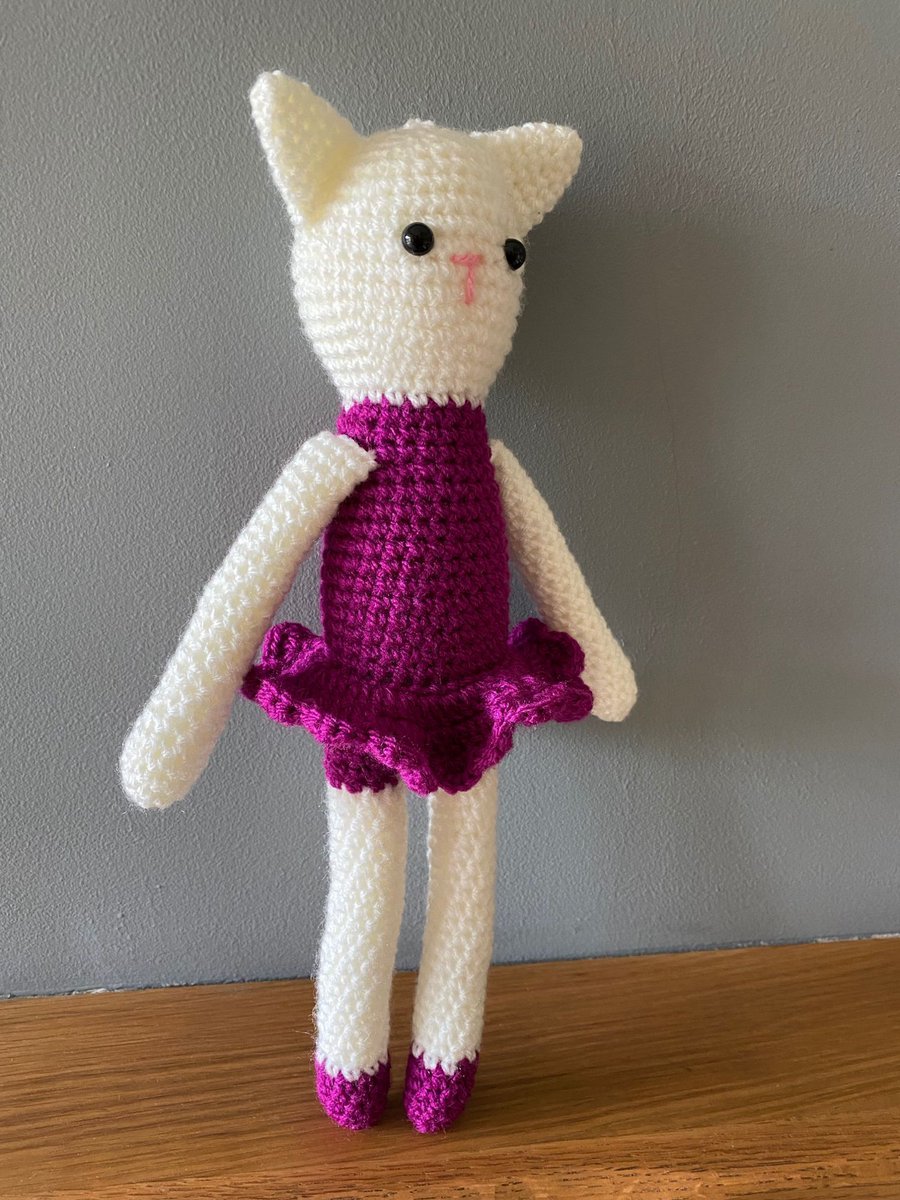 Tanyawarren's tweet photo. Sweet little ballerina cat is looking for a dance partner π» Purrfect for any little cat loving little dancer to hold.
https://t.co/Ju9khmC394
#MHHSBD #firsttmaster #UKMakers #craftbizparty https://t.co/NqIPFRXZ5R