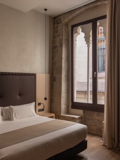 stellarobertsm0's tweet photo. Discover the charm of staying surrounded by history and comfort. The rooms preserve the building’s original architectural essence, with exposed stone walls creating a warm, authentic, welcoming atmosphere. A unique space where historic character https://t.co/TirM11SU2m