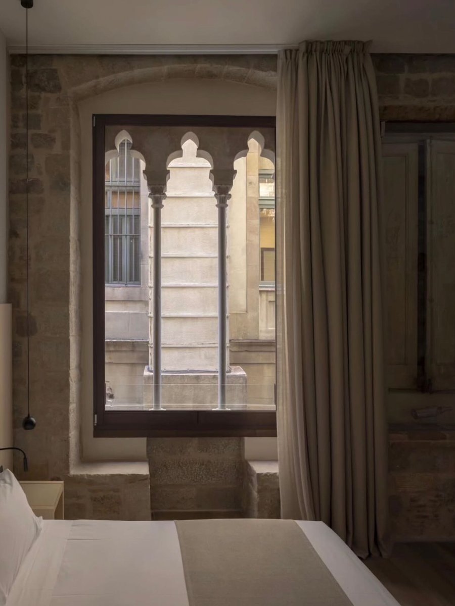 stellarobertsm0's tweet photo. Discover the charm of staying surrounded by history and comfort. The rooms preserve the building’s original architectural essence, with exposed stone walls creating a warm, authentic, welcoming atmosphere. A unique space where historic character https://t.co/TirM11SU2m
