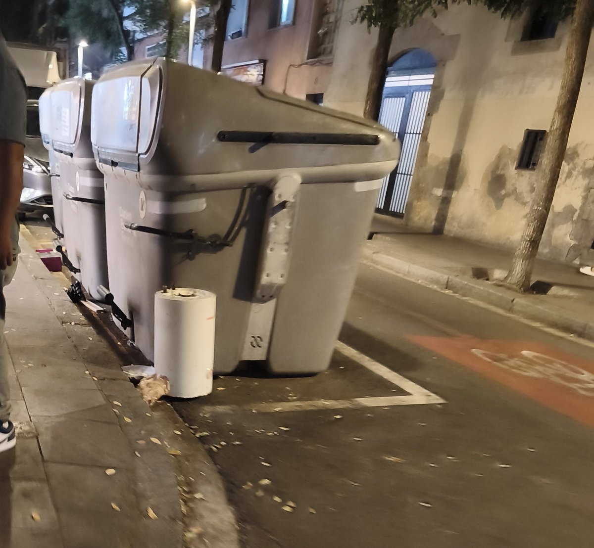 La4tu's tweet photo. Ara hi havia tanta merda pel carrer que ni ganes de fer fotos. Però el #calentador no m'he pogut estar.
I riera alta plena de mercadillo de objectes merdosos.
#ravalabandonat https://t.co/rehRGYBZay