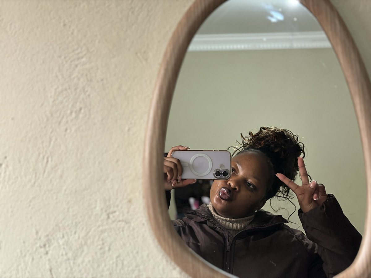 SmoshKay2's tweet photo. #mirror pictures 💕 https://t.co/djgd17lRpH