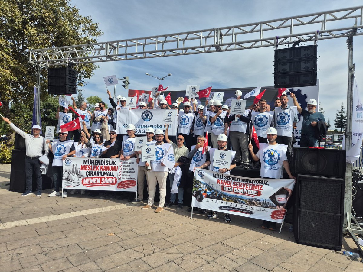 efe064040's tweet photo. Eyleme katılarak destek veren, sesimize ses katan tüm arkadaşlarımıza yürekten teşekkür ederiz.
Omuz omuza durarak gösterdiğiniz dayanışma ve katılımınız bizler için çok kıymetliydi. 
Emeğinize, yüreğinize ve ayaklarınıza sağlık! @KaMuhEnerjiSen #anıtpark https://t.co/X2VgwEfHAf