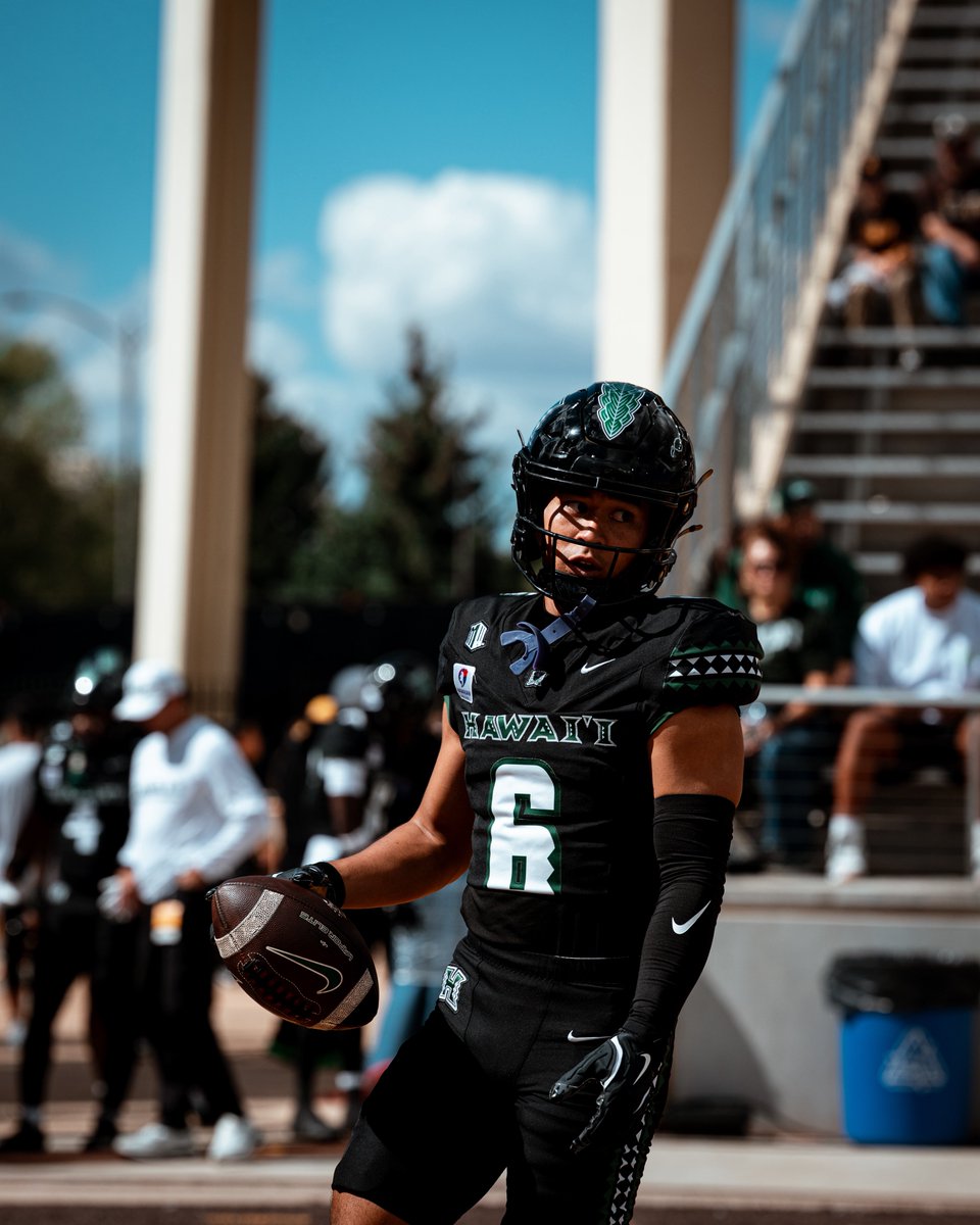 HawaiiFootball's tweet photo. Go time in Cowboy Country 👊

Tune in to The CW. 

#BRADDAHHOOD x #GoBows https://t.co/o06euJLnPB