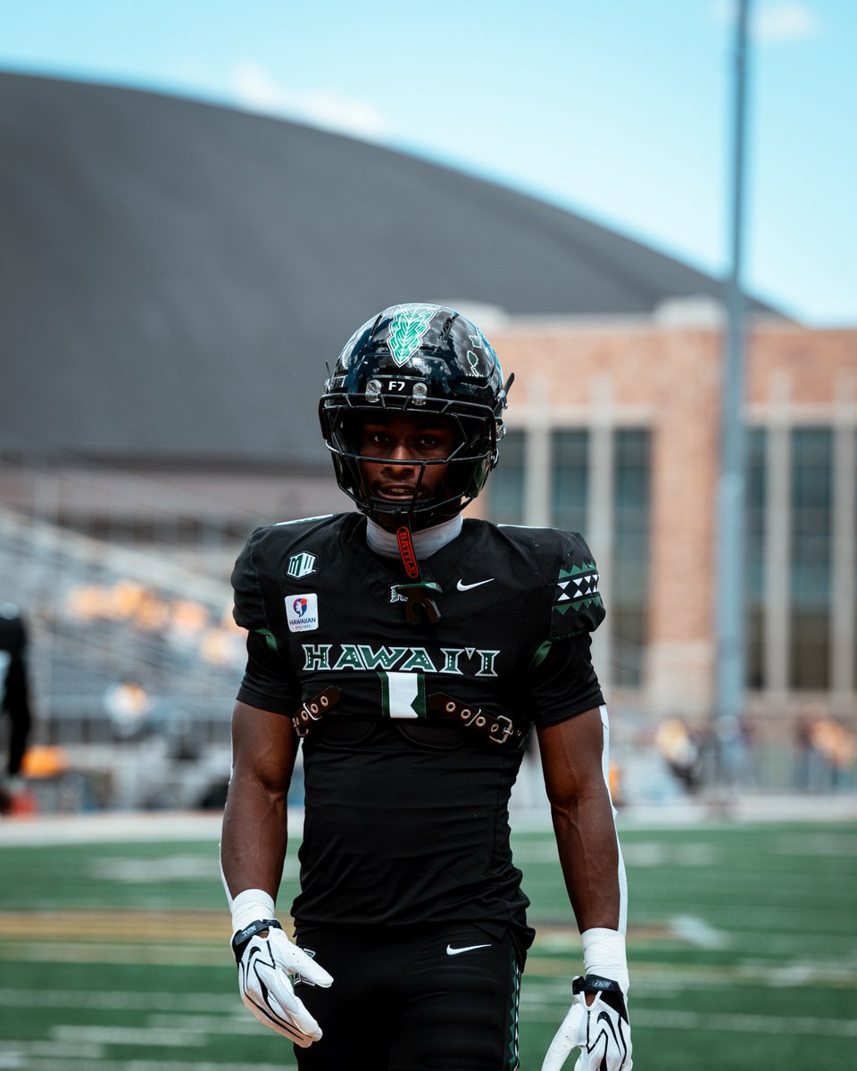 HawaiiFootball's tweet photo. Go time in Cowboy Country 👊

Tune in to The CW. 

#BRADDAHHOOD x #GoBows https://t.co/o06euJLnPB