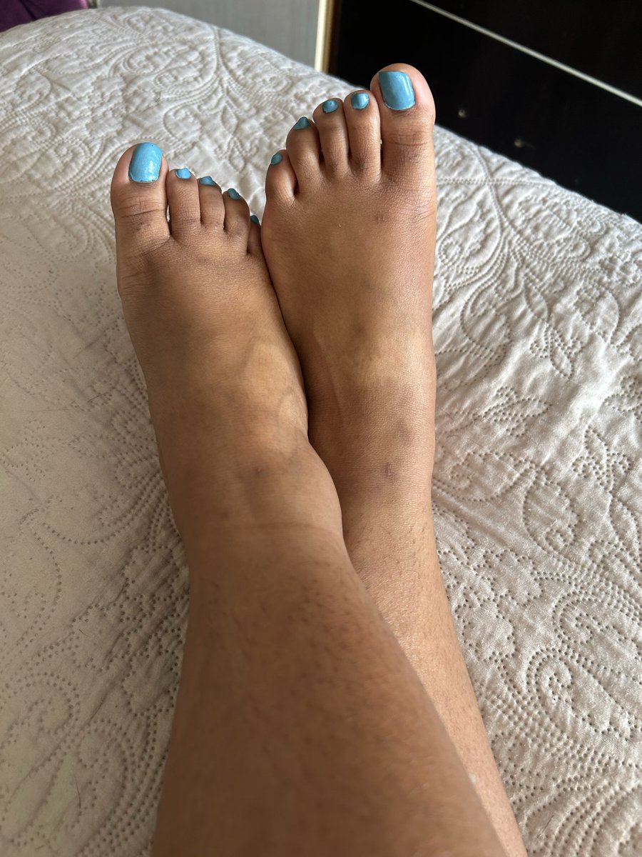 _Prettypiggies's tweet photo. Okayyy… I don’t think light colours are for me 😭🩵
But maybe I’m being dramatic 👀

What do you guys think of the turquoise? Be honest. 💅🏽 #prettytoes #feet https://t.co/YJGKzGmUcd