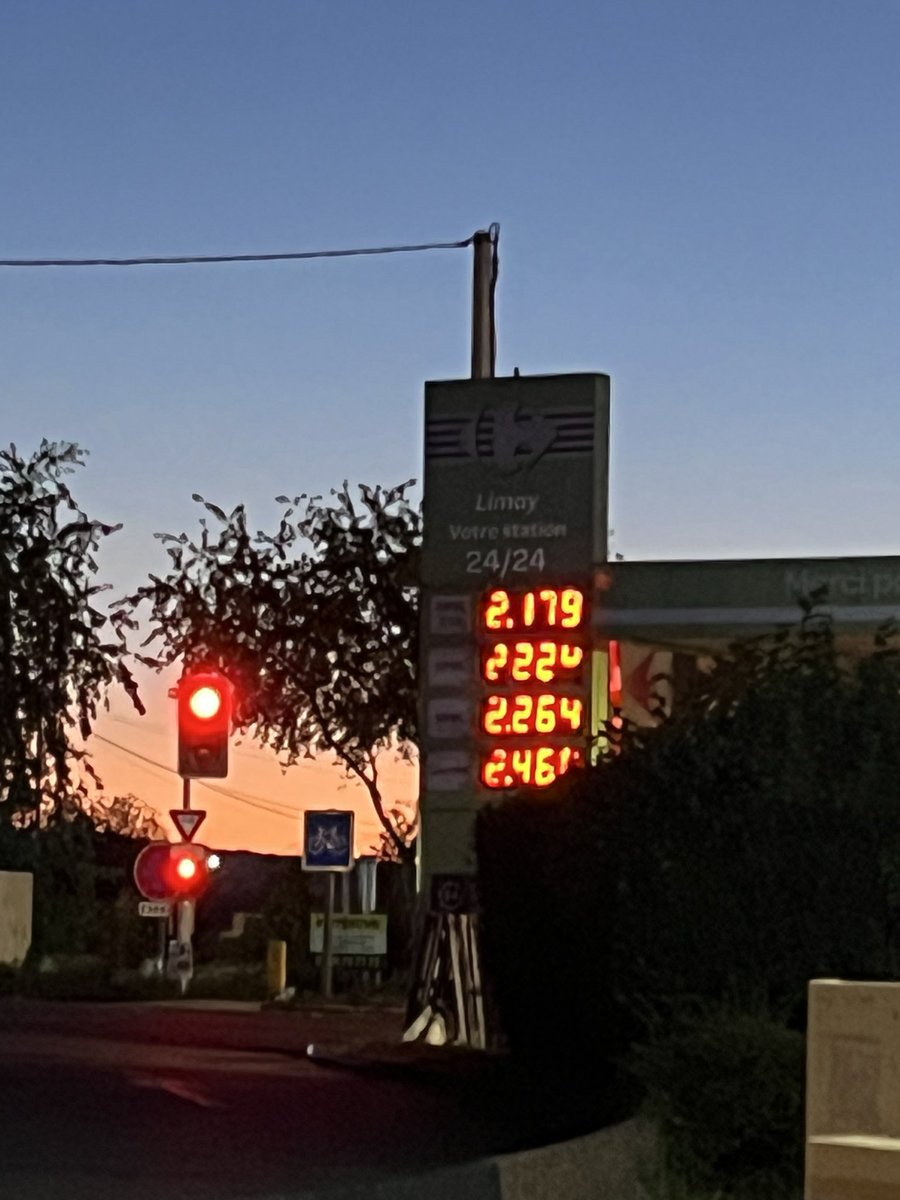papoun92's tweet photo. @CarrefourFrance  quand on prend du sp95 et qu'on est facturé au prix du gazole? sur 25l, je perds 8cts soit 2€... c'est la méthode qui ne m'a pas
plu cat un instant  j'ai cru avoir pris du diesel https://t.co/8MmkdoaH1v