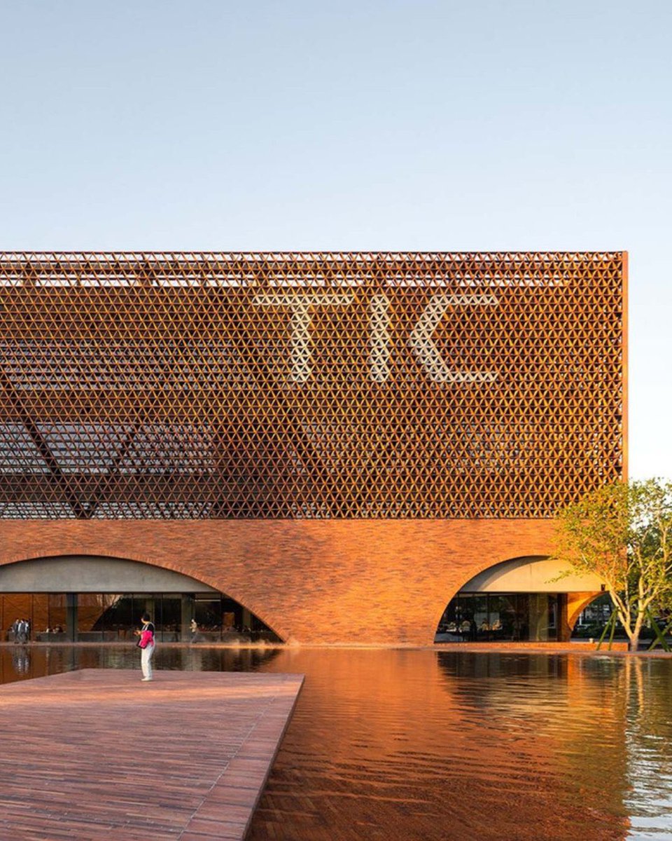 TopeDada17's tweet photo. This is such an amazing build in China

TIC Art Center, designed by @domani_architectural_concepts in 2021, is a cultural landmark in Guangzhou, China. https://t.co/iIy8YtVrsg