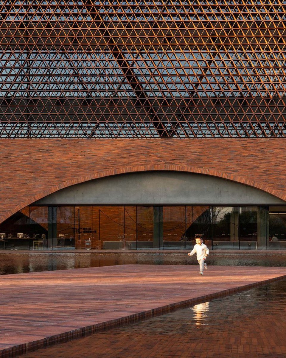TopeDada17's tweet photo. This is such an amazing build in China

TIC Art Center, designed by @domani_architectural_concepts in 2021, is a cultural landmark in Guangzhou, China. https://t.co/iIy8YtVrsg