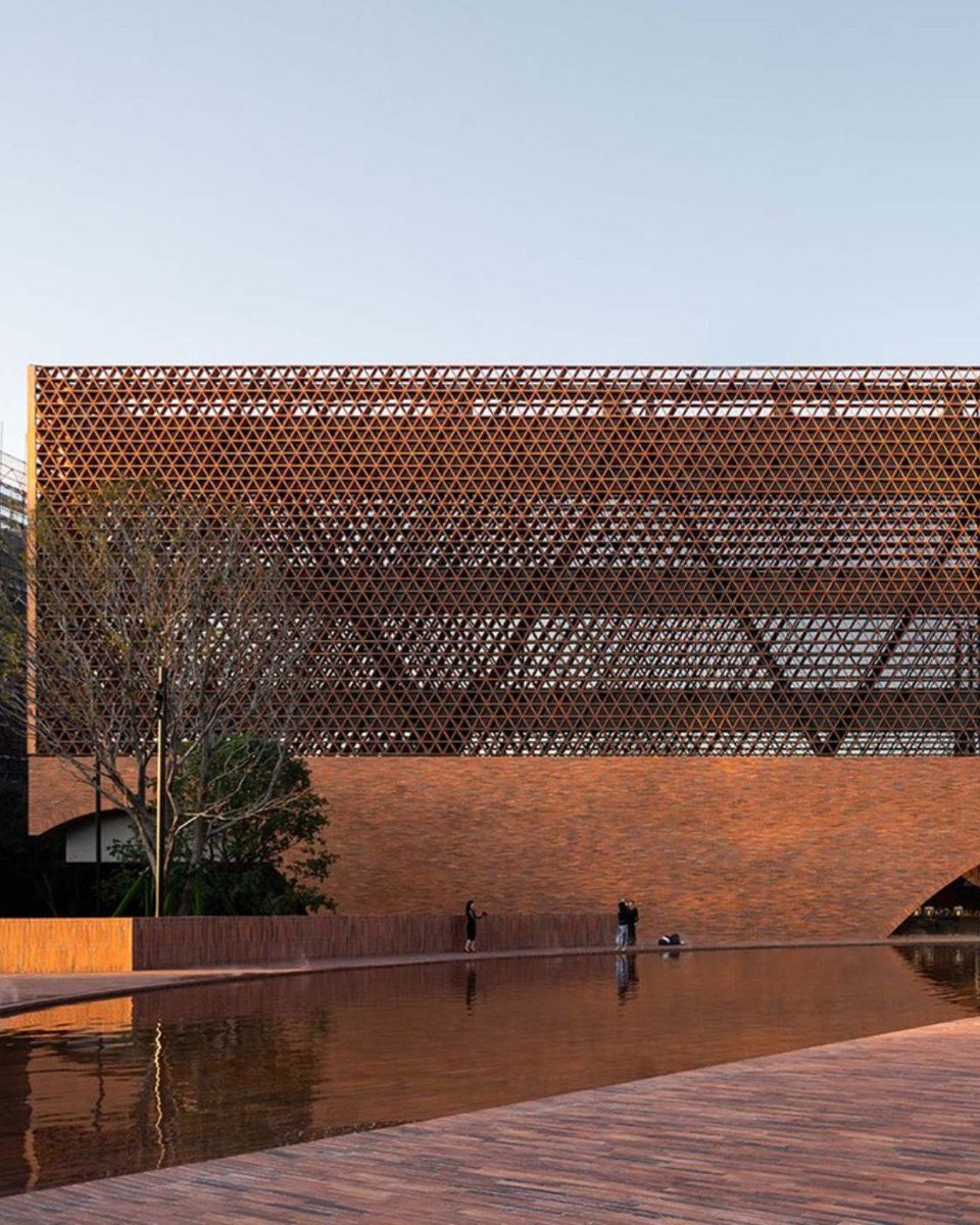 TopeDada17's tweet photo. This is such an amazing build in China

TIC Art Center, designed by @domani_architectural_concepts in 2021, is a cultural landmark in Guangzhou, China. https://t.co/iIy8YtVrsg
