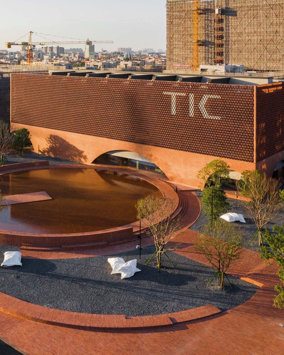 TopeDada17's tweet photo. This is such an amazing build in China

TIC Art Center, designed by @domani_architectural_concepts in 2021, is a cultural landmark in Guangzhou, China. https://t.co/iIy8YtVrsg