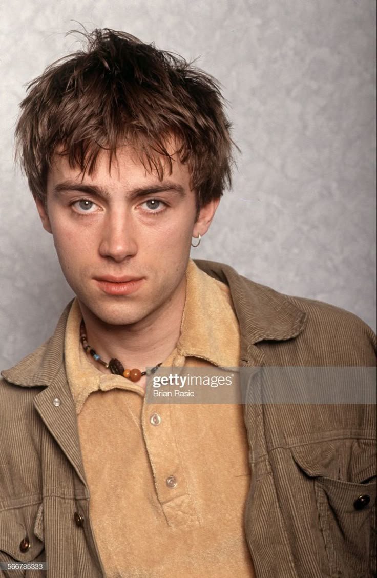 2melancholyD's tweet photo. i wonder how liam gallagher feels when he looks at his son and just sees damon albarn staring back at him https://t.co/HhAOcu5vsG