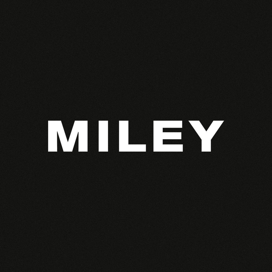 thepopora's tweet photo. Miley’s “Bass Persuades” is expected to debut at #1 on the Billboard 200, with over 60K units in its first week.

(via @HITSDD ) https://t.co/GBXBNihBBJ