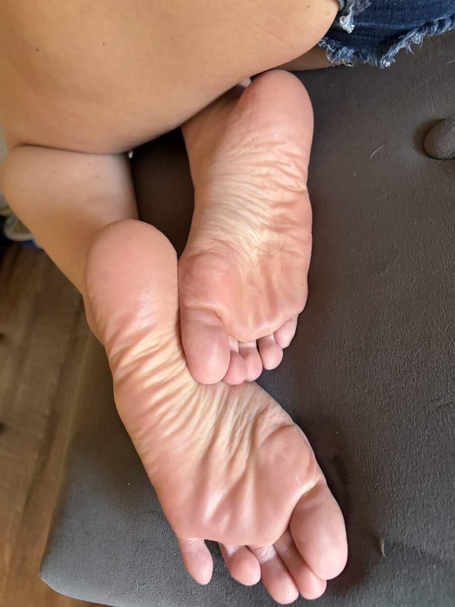 taken_soles's tweet photo. Wrinkled sole Saturday😝 #feet #soles #footfetish #toes #footpics #footmodel #fansly https://t.co/Qa4AhzBbVx