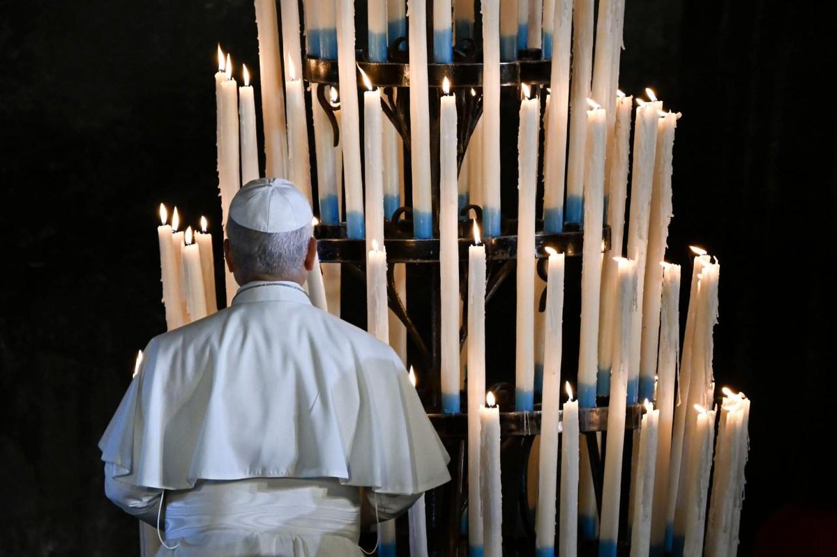VaticanNews's tweet photo. Pope Leo prays at the Grotto of the Apparitions in Lourdes.

Kneeling in prayer surrounded by thousands of faithful, the Pope asked for “the gift of fraternal harmony” for France, and also entrusted to Mary the  prayers of those who are sick and suffering. https://t.co/4H7kciDqRI