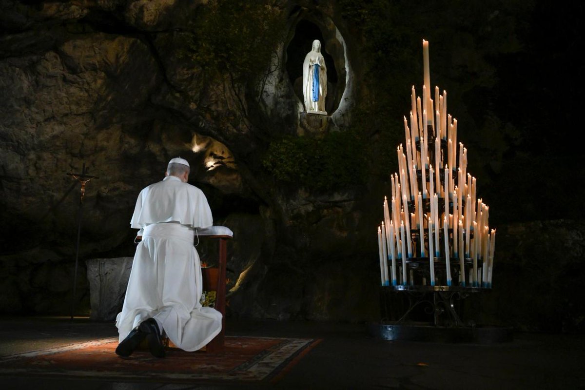 VaticanNews's tweet photo. Pope Leo prays at the Grotto of the Apparitions in Lourdes.

Kneeling in prayer surrounded by thousands of faithful, the Pope asked for “the gift of fraternal harmony” for France, and also entrusted to Mary the  prayers of those who are sick and suffering. https://t.co/4H7kciDqRI