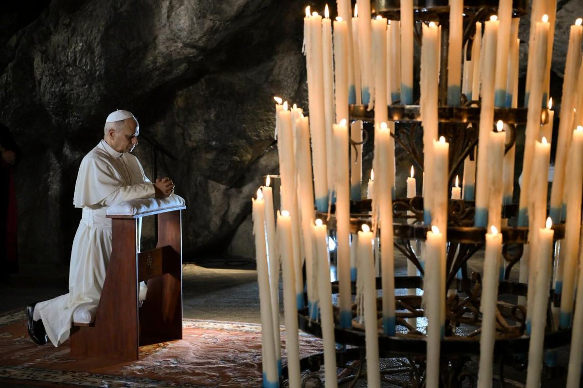 VaticanNews's tweet photo. Pope Leo prays at the Grotto of the Apparitions in Lourdes.

Kneeling in prayer surrounded by thousands of faithful, the Pope asked for “the gift of fraternal harmony” for France, and also entrusted to Mary the  prayers of those who are sick and suffering. https://t.co/4H7kciDqRI