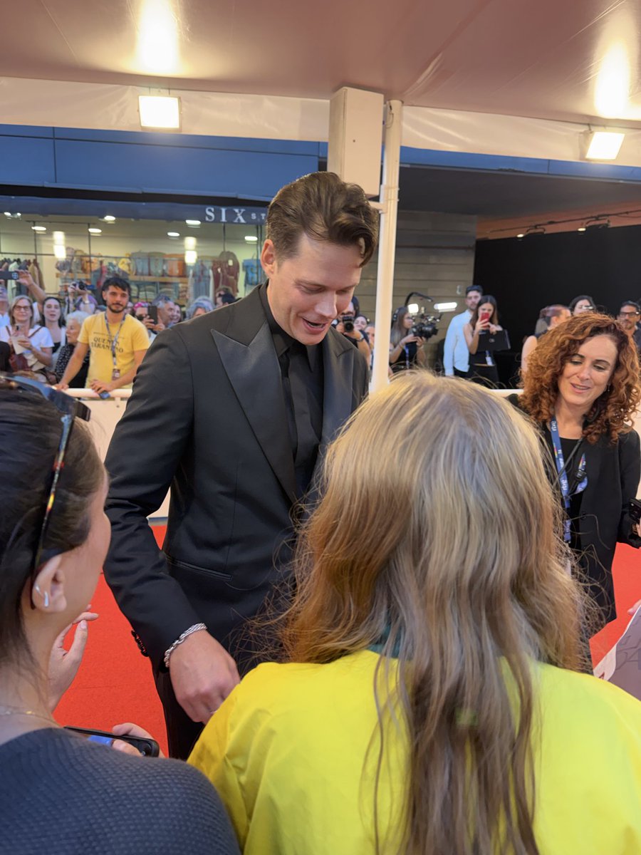 JSskarsgard's tweet photo. Conhecer o #billskarsgard sempre foi um sonho que eu achei que só ficaria na minha imaginação. 
Sonho com esse dia desde que eu tinha 13 anos, o filme IT sempre foi um dos meus filmes favoritos e agora sempre que eu ver o filme vou lembrar da doce pessoa que Bill foi comigo❤️✨ https://t.co/93eVwCdTsZ