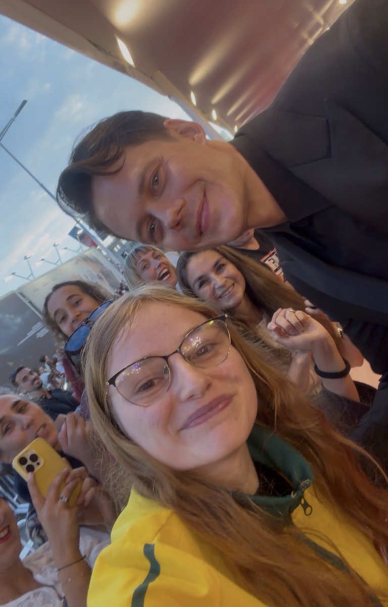 JSskarsgard's tweet photo. Conhecer o #billskarsgard sempre foi um sonho que eu achei que só ficaria na minha imaginação. 
Sonho com esse dia desde que eu tinha 13 anos, o filme IT sempre foi um dos meus filmes favoritos e agora sempre que eu ver o filme vou lembrar da doce pessoa que Bill foi comigo❤️✨ https://t.co/93eVwCdTsZ