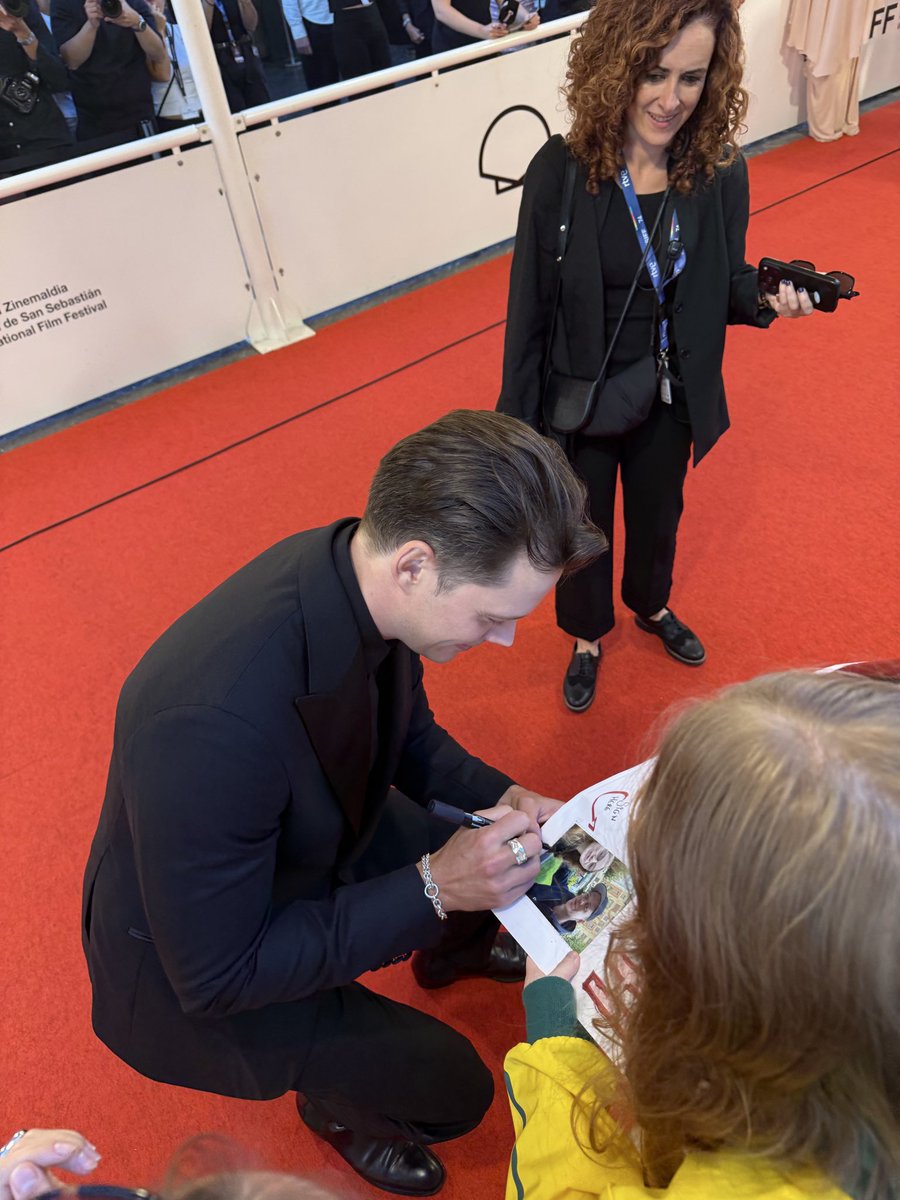 JSskarsgard's tweet photo. Conhecer o #billskarsgard sempre foi um sonho que eu achei que só ficaria na minha imaginação. 
Sonho com esse dia desde que eu tinha 13 anos, o filme IT sempre foi um dos meus filmes favoritos e agora sempre que eu ver o filme vou lembrar da doce pessoa que Bill foi comigo❤️✨ https://t.co/93eVwCdTsZ
