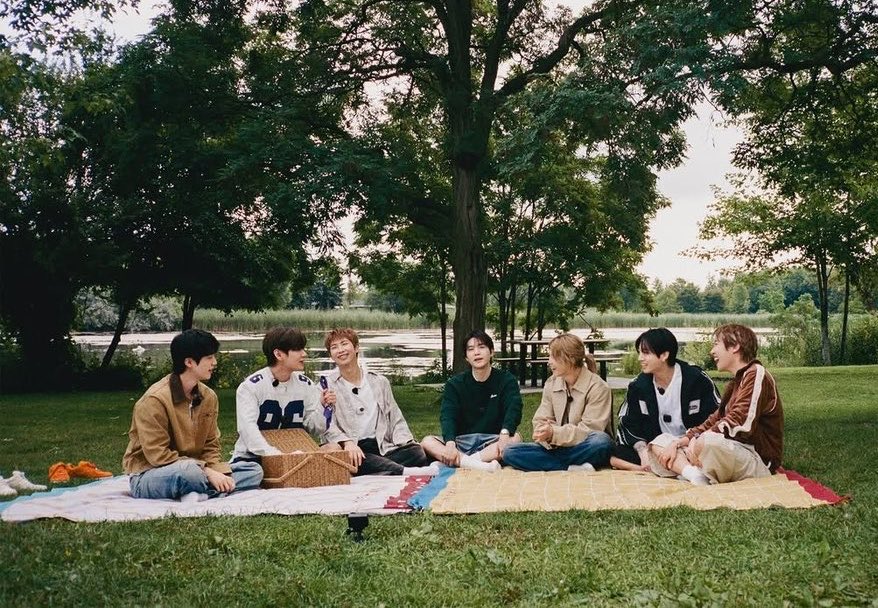 4jimni's tweet photo. toronto really gave us some of the best ot7 pics https://t.co/owMsn6ZjcP