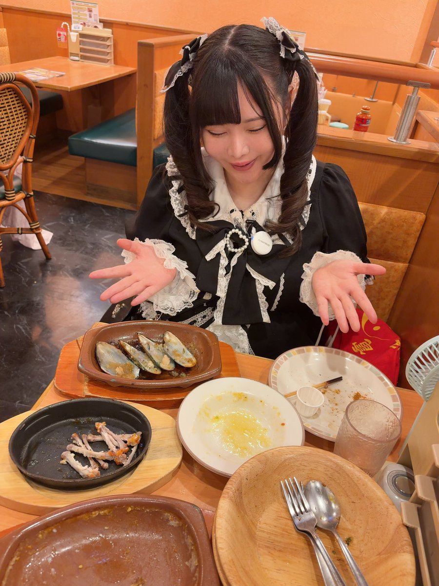 shion0_25mg's tweet photo. 明け方にごめんなさいね。どうしても一言言いたくて……
ようやく、イベントの赤字を気にせず眠れるよ～～！！
イベント運営体制が不安定なお姉さんを支えてくれて、本当に本当にありがとう～～！！
エッセイもバンドもタレントとしても！！必ず売れて恩返しするわね～～！！

正直、泣きそう。感謝🙏 https://t.co/3EjQNC5BER