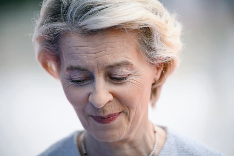 IvoTONIUT's tweet photo. Ursula von der Leyen is well aware that the majority of Europeans have grown tired of her, and she laughs about it to herself. With insolence. 🤬 https://t.co/MqIr4rAd9Y