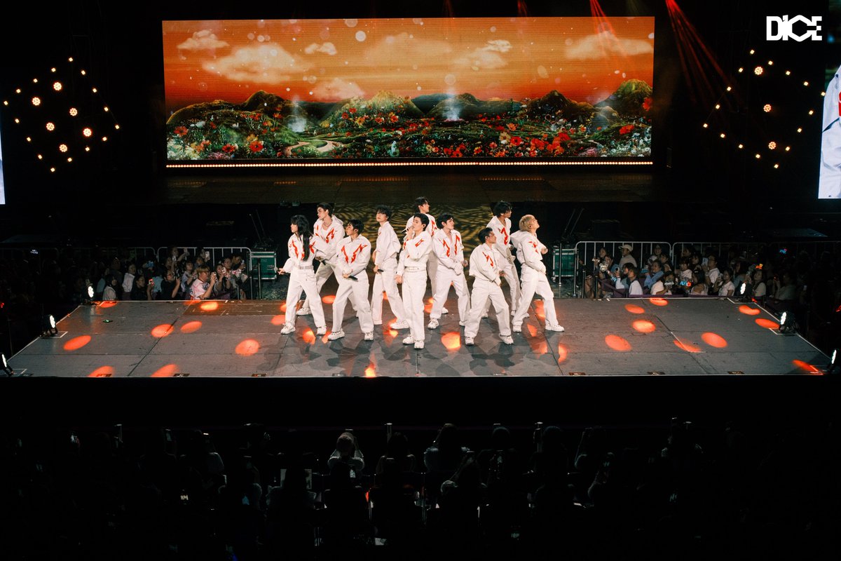 DICE_SONRAY's tweet photo. จบไปแล้วกับการเดินทาง DICE THE ENTERTAINER : THE 1st THAILAND FANCON TOUR 4 จังหวัด ปิดจบอย่างสวยงามกันที่ #DICETheEntertainer_เชียงใหม่ ขอบคุณทุกคนที่มาร่วมเดินทางครั้งนี้ไปด้วยกัน มันมีความหมายมากสำหรับพวกเรา พวกเรา DICE ขอขอบคุณค้าบบ 🙇🏻💜 (2/5)

#DICE_SONRAY https://t.co/qEXk596sGH