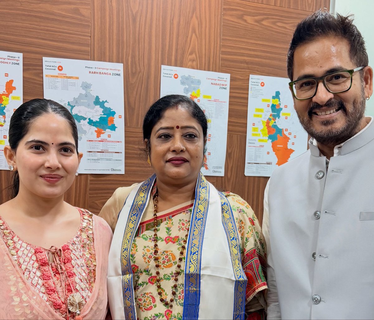Pinkikushwaha01's tweet photo. आज भाजपा साल्ट लेक कार्यालय में विधायक एवं प्रसिद्ध अभिनेता डॉ @hiran_chatterji जी तथा प्रसिद्ध आध्यात्मिक वक्ता @iamjayakishori जी से आत्मीय मुलाकात हुई। दोनों से मिलना सुखद एवं प्रेरणादायी रहा। 🙏

#BJP #WestBengal #HiranmoyChattopadhyaya #JayaKishori https://t.co/DSS25PKt00