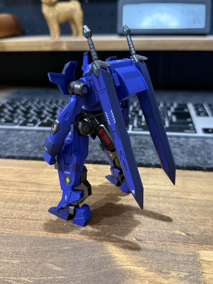 Shimon_N's tweet photo. コンバットクレイドル、完成しました！

本体は「レガートエッジ」と「桜嵐」をミキシング。
深いブルーを基調にまとめつつ、背中には騎士をイメージして設計したオリジナルソードを装備しました⚔️

ソードは自作設計し、3Dプリンターで出力・制作しています！

#ティタノマキア
#コンバットクレイドル https://t.co/UYTXs2ZrIQ