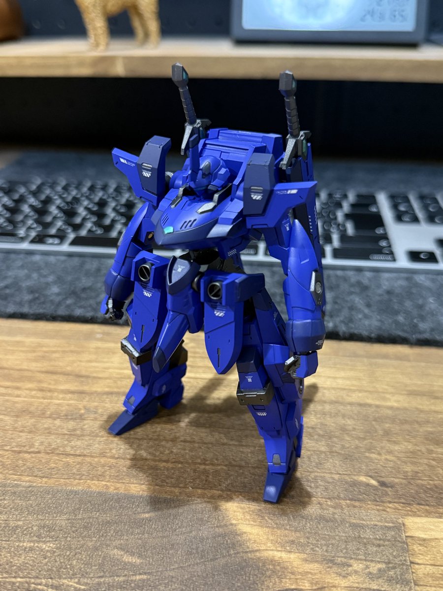 Shimon_N's tweet photo. コンバットクレイドル、完成しました！

本体は「レガートエッジ」と「桜嵐」をミキシング。
深いブルーを基調にまとめつつ、背中には騎士をイメージして設計したオリジナルソードを装備しました⚔️

ソードは自作設計し、3Dプリンターで出力・制作しています！

#ティタノマキア
#コンバットクレイドル https://t.co/UYTXs2ZrIQ
