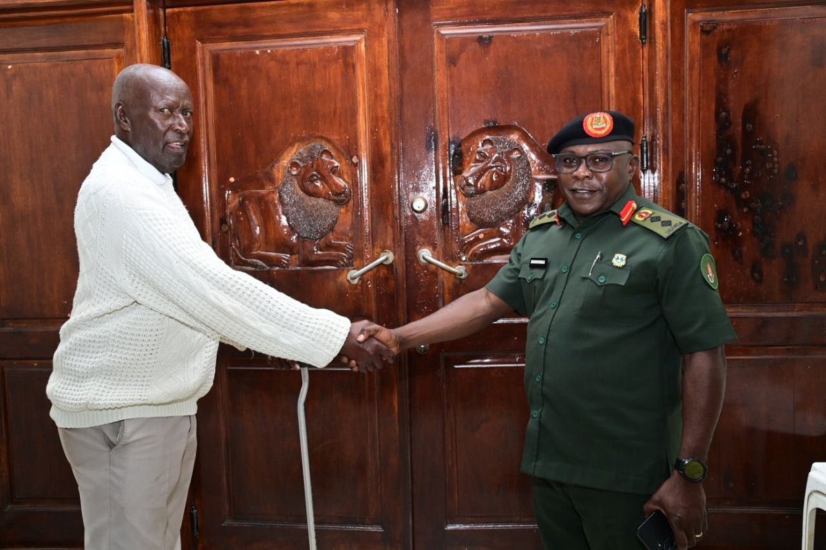 mkainerugaba's tweet photo. Today my Military Assistant, Colonel Muwumba, delivered 100 million shillings on my behalf to the Omusuuga of Tooro. This is our humble contribution to the coronation of the new king. God bless Tooro. https://t.co/vXJanXpmBe