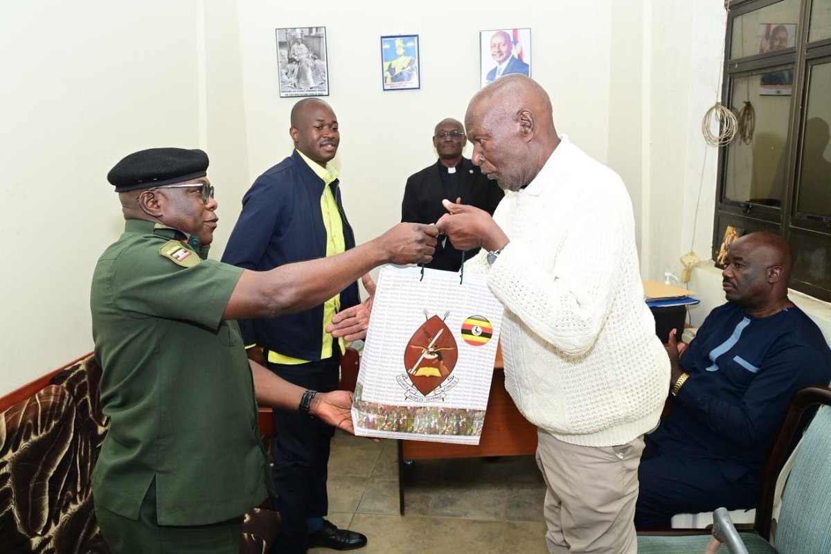 mkainerugaba's tweet photo. Today my Military Assistant, Colonel Muwumba, delivered 100 million shillings on my behalf to the Omusuuga of Tooro. This is our humble contribution to the coronation of the new king. God bless Tooro. https://t.co/vXJanXpmBe