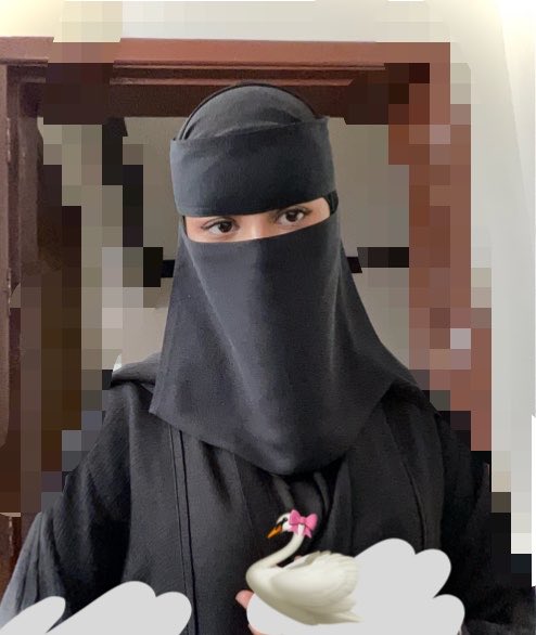 s00l10o's tweet photo. أنا "أسيل"في كل مراحلي؛ أفكاري وشخصيتي هي هي لم تتغير. 
كل ما في الأمر أنني اخترت أن أعيش بالطريقة التي تمنحني متنفّسًا وتعبّر عن رغبتي الحقيقية
فالنقاب لم يكن يوماً ساترًا للأفكار، ولا مغيرًا للجوهر، والإنسان يُعرف بأفكاره لا بقماشه
#٢٠٣٠_بلا_نقاب https://t.co/i1KwLUup2Z