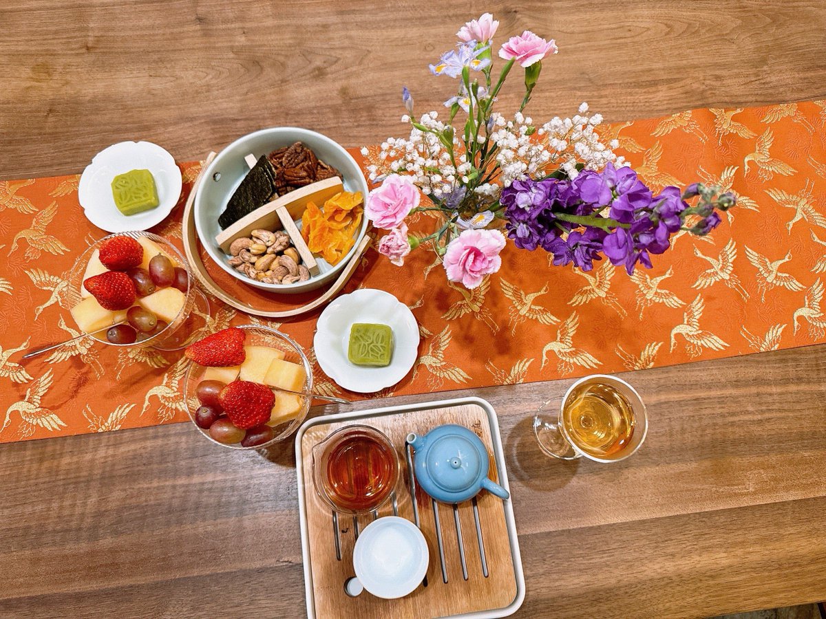 aelge470574's tweet photo. [A fresh, tender 茁特 herb dish is placed on a wooden table, with a cup of fragrant tea beside it, releasing a calming vibe—perfect for unwinding on a cozy afternoon!]， https://t.co/46y8kNpyzB