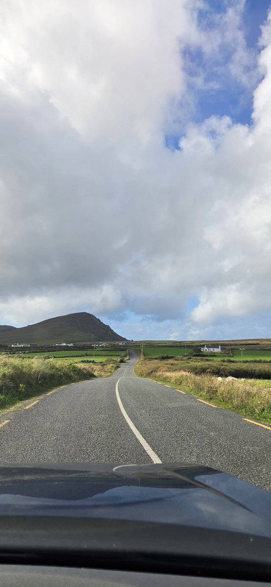fitzyok's tweet photo. Aimsir gaofar inniu(windy today). Tirim ar maidin ach fliuch san iarnóin(dry morning but wet in the afternoon). Na huain laistigh don ngeata(🐑🐑inside the gate). Lá deas ceiliúradh clainne ag baiste Aidan(enjoyable family christianing).
#365daysofGaeilge
#365daysofwalking https://t.co/0W3ghqslvM