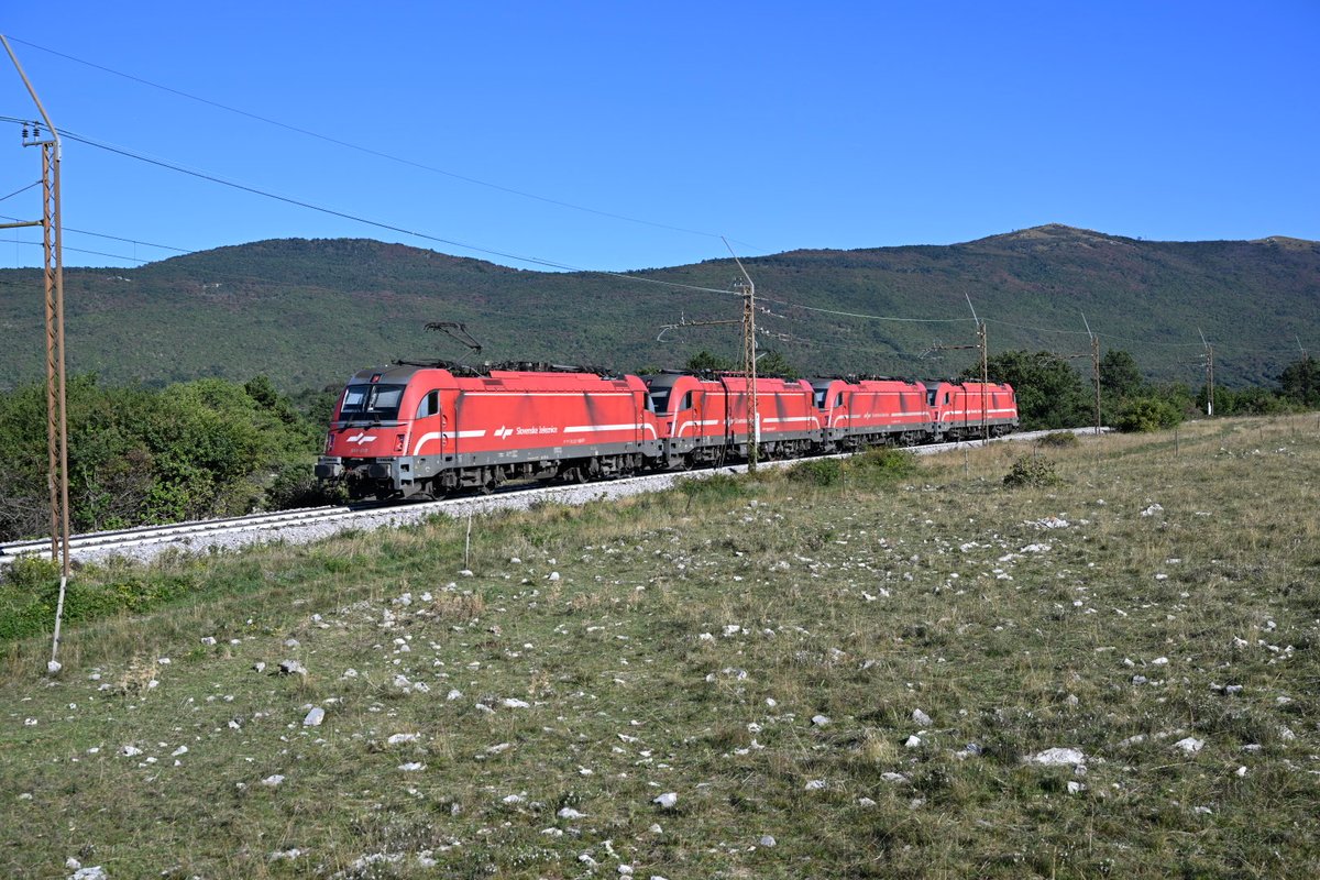 trainsenvoyage's tweet photo. Diversités de circulations sur la ligne de Koper en ce samedi 26 septembre après-midi
#transpotting #cc363sz #vectron https://t.co/86sGcS0uTZ