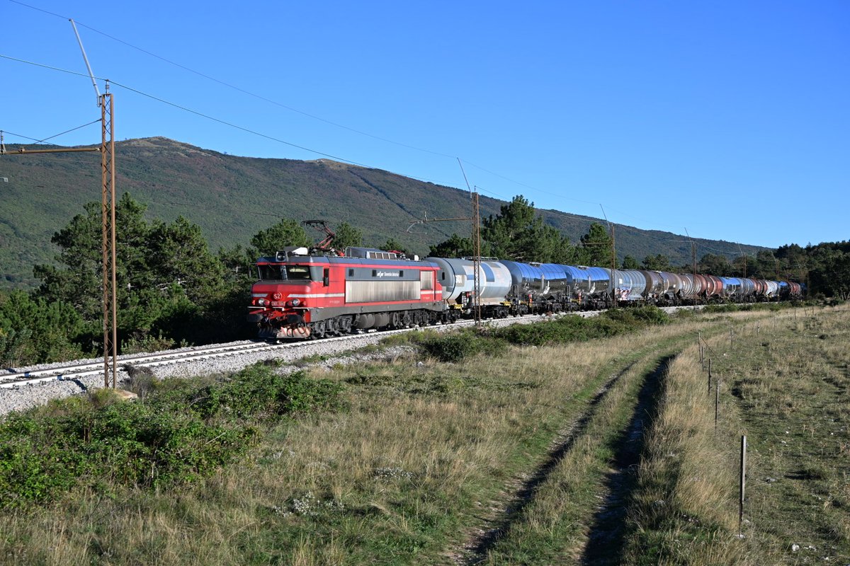 trainsenvoyage's tweet photo. Diversités de circulations sur la ligne de Koper en ce samedi 26 septembre après-midi
#transpotting #cc363sz #vectron https://t.co/86sGcS0uTZ